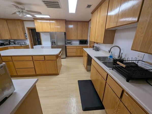 Fridge, microwave, oven, stovetop - Aspen Ridge Wing- Sleeps 20 (West Custer Township)