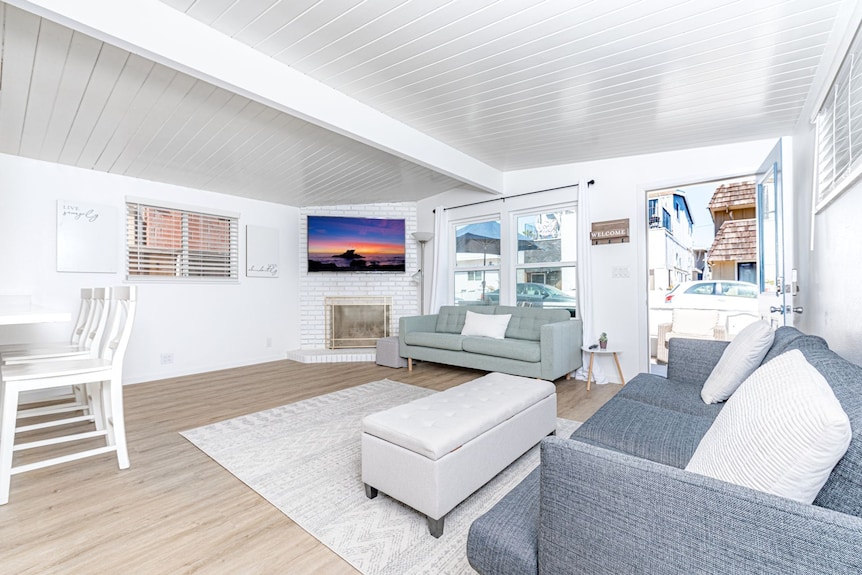 Renovated 5br Getaway Just 1 Block From The Sand With Beach View Patio! - Newport