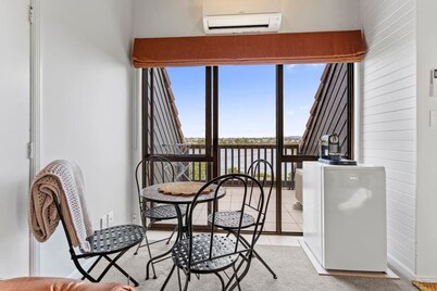 West Harbour Modern Loft Studio with Iconic Skyline