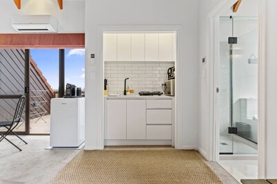 West Harbour Modern Loft Studio with Iconic Skyline