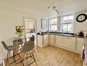 Réfrigérateur, four à micro-ondes, un four, lave-vaisselle