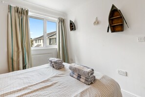 3 bedrooms, iron/ironing board, WiFi, bed sheets