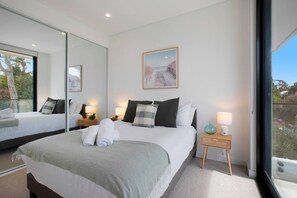 4 bedrooms, desk, iron/ironing board, travel cot - Stylish Coastal Retreat Near Cronulla Beach (Burraneer)