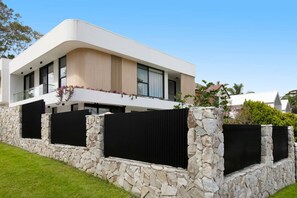 Exterior - Stylish Coastal Retreat Near Cronulla Beach (Burraneer)