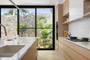 ثلاجة، ميكروويف، فرن، موقد طهي مسطح