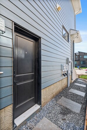 Exterior detail - Brand-New Cozy-2BR|1Bathroom Suite Nr Calgary|HWY1&Banff|Sleep4 (Calgary)