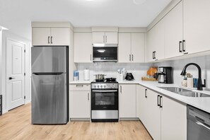 Réfrigérateur, four à micro-ondes, un four, surface de cuisson