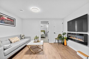 Smart TV, fireplace, computer monitors - Brand-New Cozy-2BR|1Bathroom Suite Nr Calgary|HWY1&Banff|Sleep4 (Calgary)