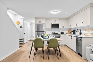 Réfrigérateur, four à micro-ondes, un four, surface de cuisson