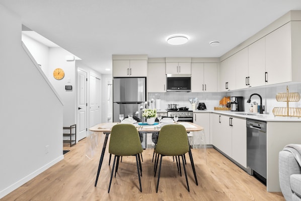 Réfrigérateur, four à micro-ondes, un four, surface de cuisson