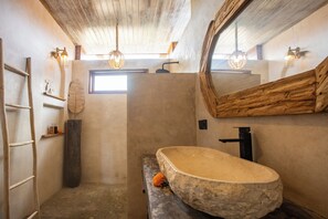 Comfort House, Sea View | Bathroom | Hair dryer, towels, soap, shampoo - Nico's House Lembongan  (Lembongan Island)