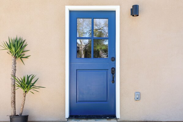 Exterior detail - Newly Built Studio w/AC in Vibrant Long Beach (Long Beach)