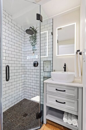 Shower, hair dryer, towels, soap - Newly Built Studio w/AC in Vibrant Long Beach (Long Beach)