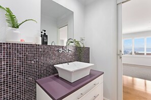 Toallas, jabón, shampoo, papel higiénico