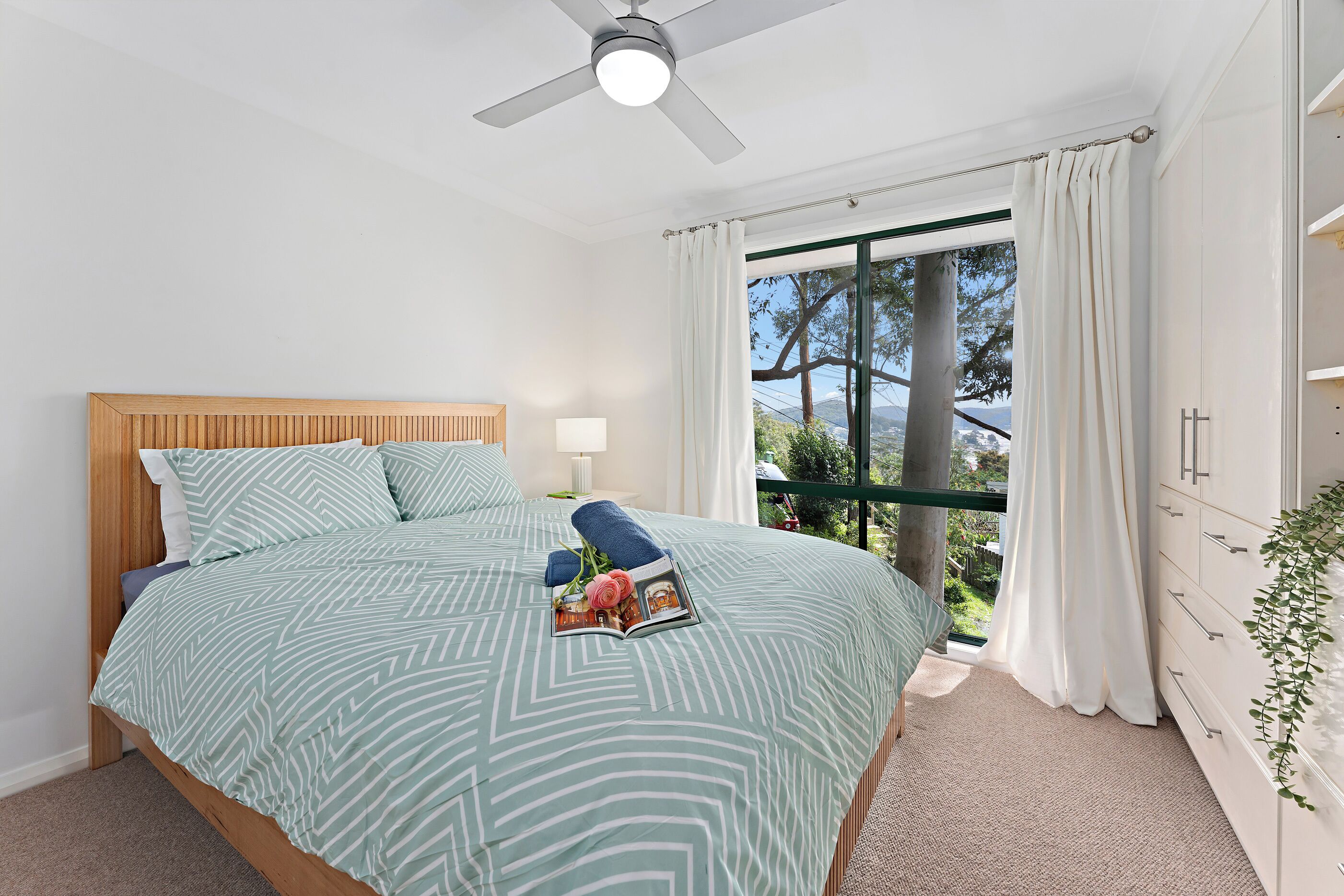 4 عدّة غرف نوم ومكتب وخدمة الإنترنت وملاءات أسرّة