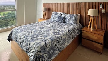 Tabla de planchar con plancha, wifi y ropa de cama
