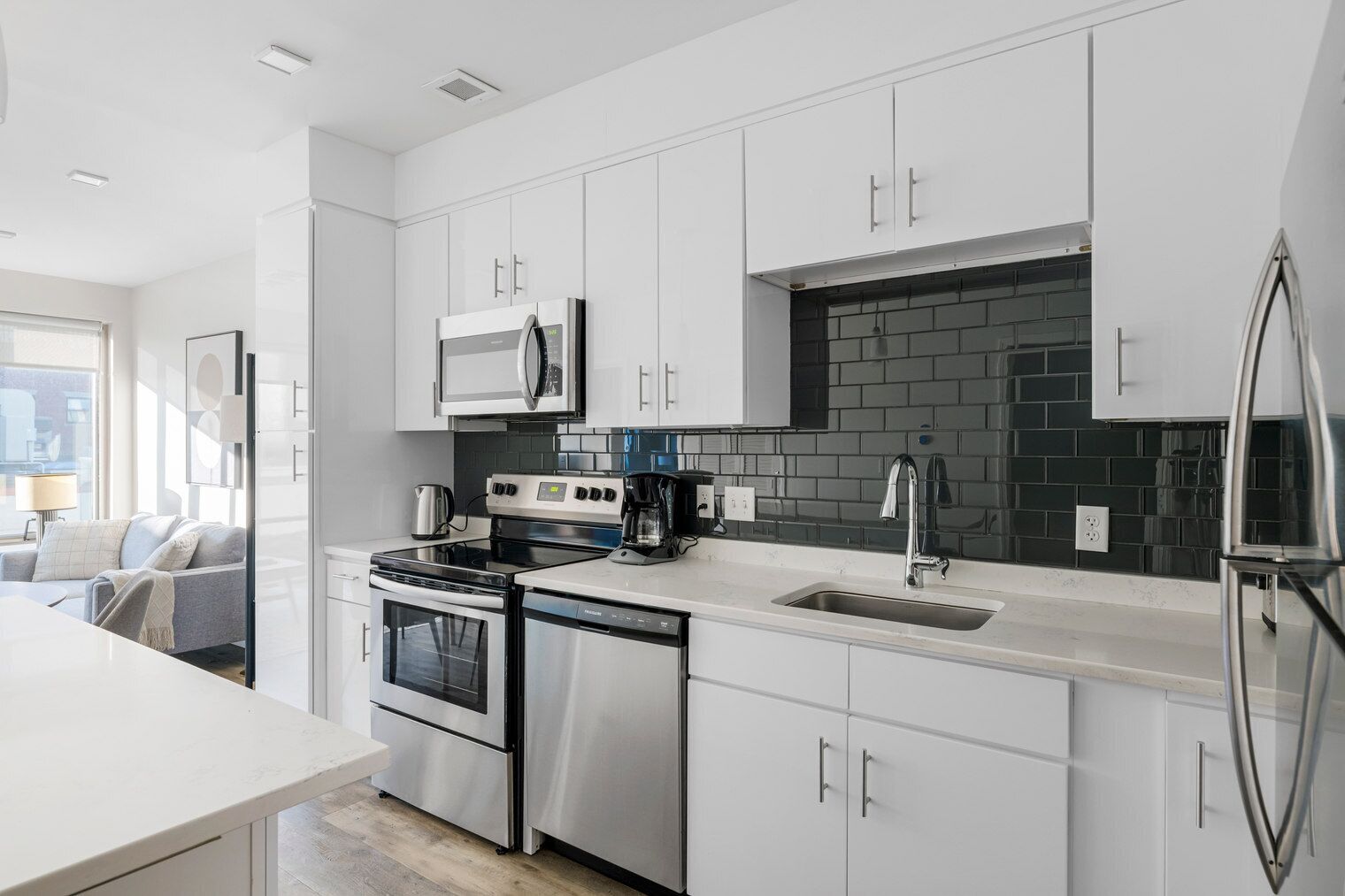 冷蔵庫、コンロ、調理器具と食器