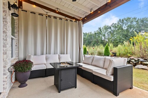 Tailored 2-bedroom townhome located in Auburn's peaceful Farmville Lakes