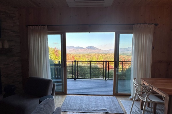 Smart-TV, Kamin, Bücher, Drucker