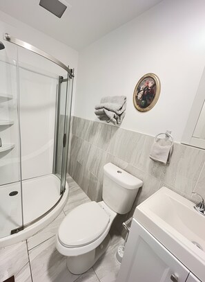 Hair dryer, bidet, towels, soap - Peaceful 4-bedroom house in West Haven, few minutes from the beach! Free WIFI (West Haven)