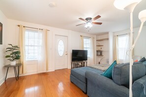 4 bedrooms, iron/ironing board, free WiFi, bed sheets