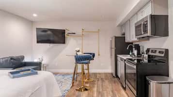 1 slaapkamer, een strijkplank/strijkijzer, gratis wifi, beddengoed