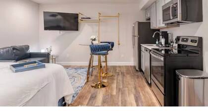 Upscale Modern Studio • Hotel Vibes with Home Comforts