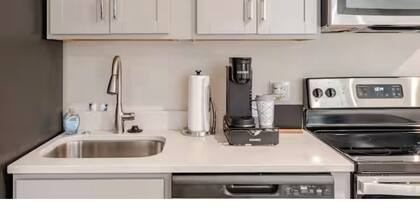 Upscale Modern Studio • Hotel Vibes with Home Comforts