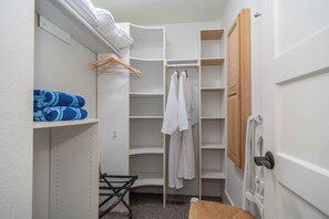 Bungalow luxueux, 1 trÚs grand lit et 1 canapé-lit, cuisinette, vue sur le jardin | Fer et planche à repasser
