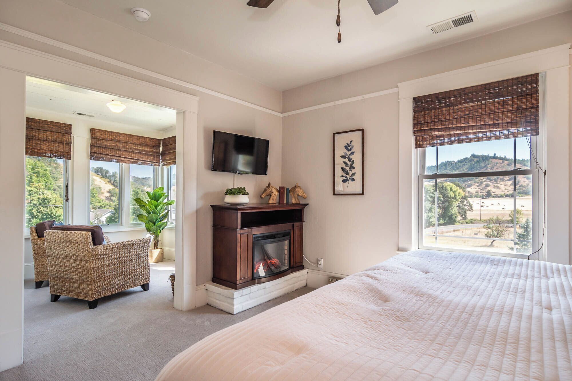 Deluxe tweepersoonskamer, 1 kingsize bed, niet-roken, uitzicht op bergen | Een strijkplank/strijkijzer, gratis wifi