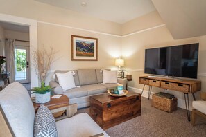 Bungalow luxueux, 1 trÚs grand lit et 1 canapé-lit, cuisinette, vue sur le jardin | Salle de séjour