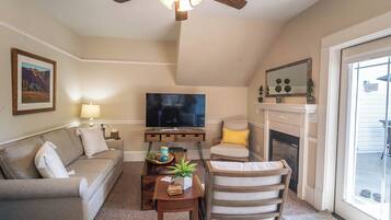 Luxury Bungalow, 1 King Bed with Sofa bed, Kitchenette, Garden View | Television