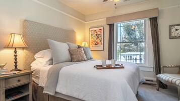Quarto casal, 1 cama Queen, para não fumantes, vista para o pátio | Ferros/tábuas de passar roupa, Wi-Fi de cortesia