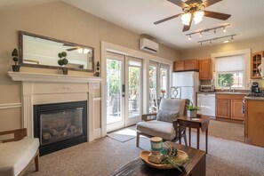 Bungalow luxueux, 1 très grand lit et 1 canapé-lit, cuisinette, vue sur le jardin | Fer et planche à repasser, accès au Wi-Fi (inclus)