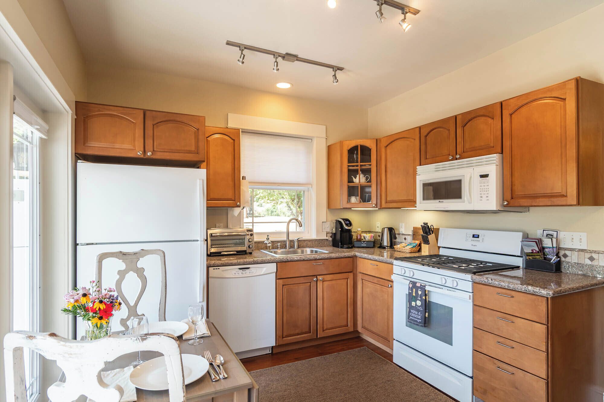 Luxury Bungalow, 1 King Bed with Sofa bed, Kitchenette, Garden View | Private kitchenette