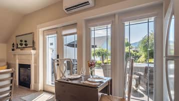 Luxury Bungalow, 1 King Bed with Sofa bed, Kitchenette, Garden View | Dining room