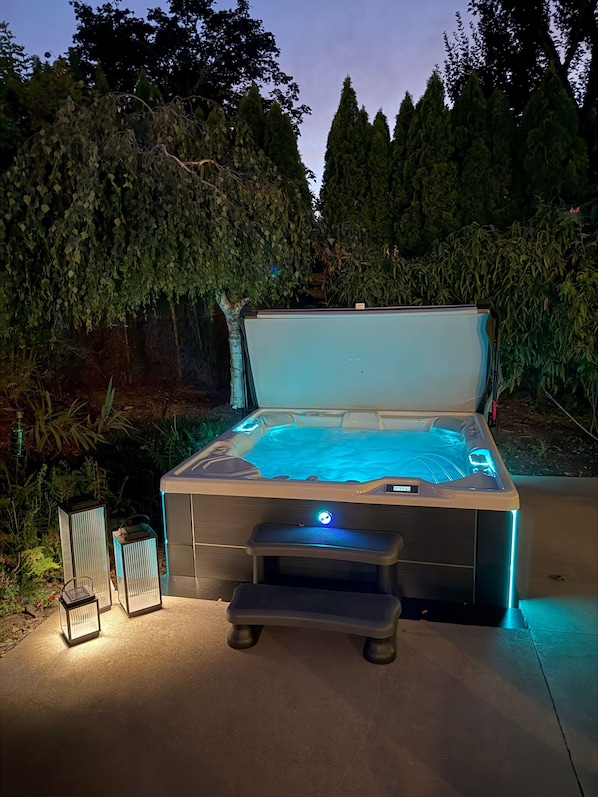 Outdoor spa tub