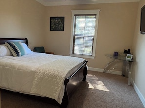 6 bedrooms, iron/ironing board, internet, bed sheets