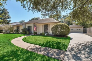 Exterior - 6BR Resort-style Retreat W/ Jacuzzi & Gaming (Jersey Village)