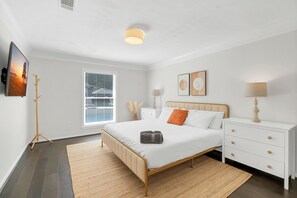 6 bedrooms, desk, iron/ironing board, travel cot