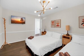 6 bedrooms, desk, iron/ironing board, travel crib - 6BR Resort-style Retreat W/ Jacuzzi & Gaming (Jersey Village)