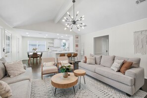 Smart-TV, Kamin, Videospiele, Tischfußball