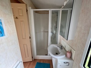 Shower, hair dryer, towels