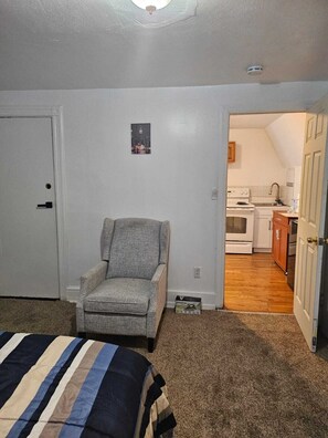 1 غرفة نوم وخدمة الإنترنت وملاءات أسرّة