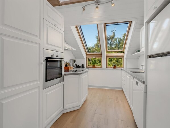 Fridge, microwave, dishwasher, cookware/dishes/utensils