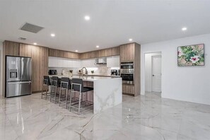 Køleskab, mikrobølgeovn, ovn, kogeplade