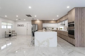 Réfrigérateur, four à micro-ondes, un four, surface de cuisson