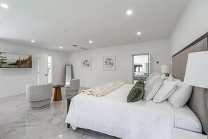 5 habitaciones, tabla de planchar con plancha, cuna de viaje y wifi 