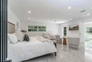 Bureau, fer et planche à repasser, lit de bébé portatif, Wi-Fi