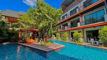 Kolam renang outdoor, dengan kursi berjemur